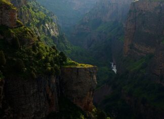 Czy pole namiotowe trzeba rezerwować?