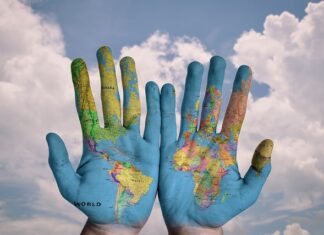 Jakie informacje można odczytać z mapy turystycznej?